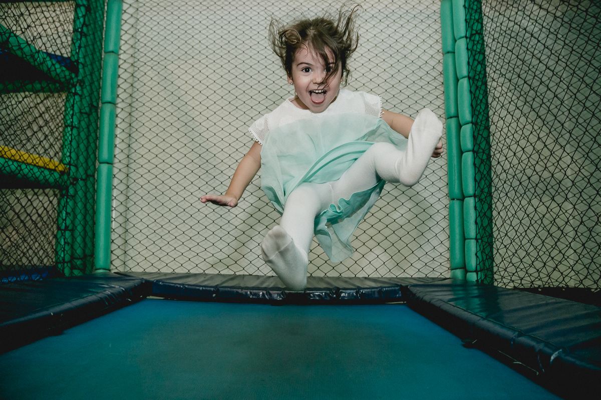 brincando e se divertindo no pula pula