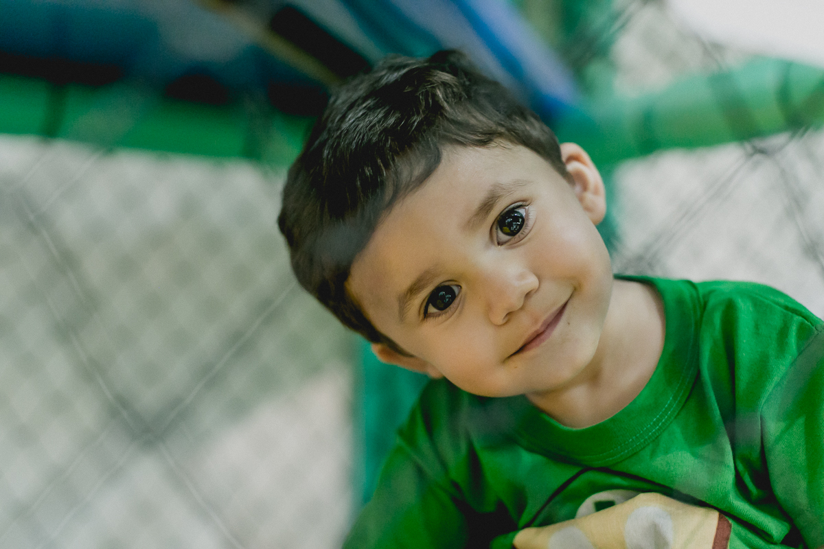 amiguinho subindo no brinquedao