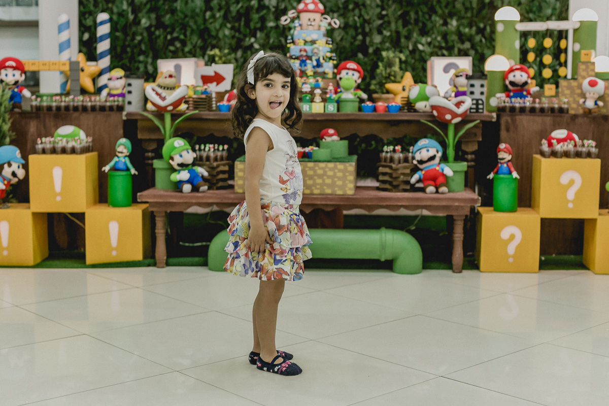 amiguinha na frente da mesa do bolo