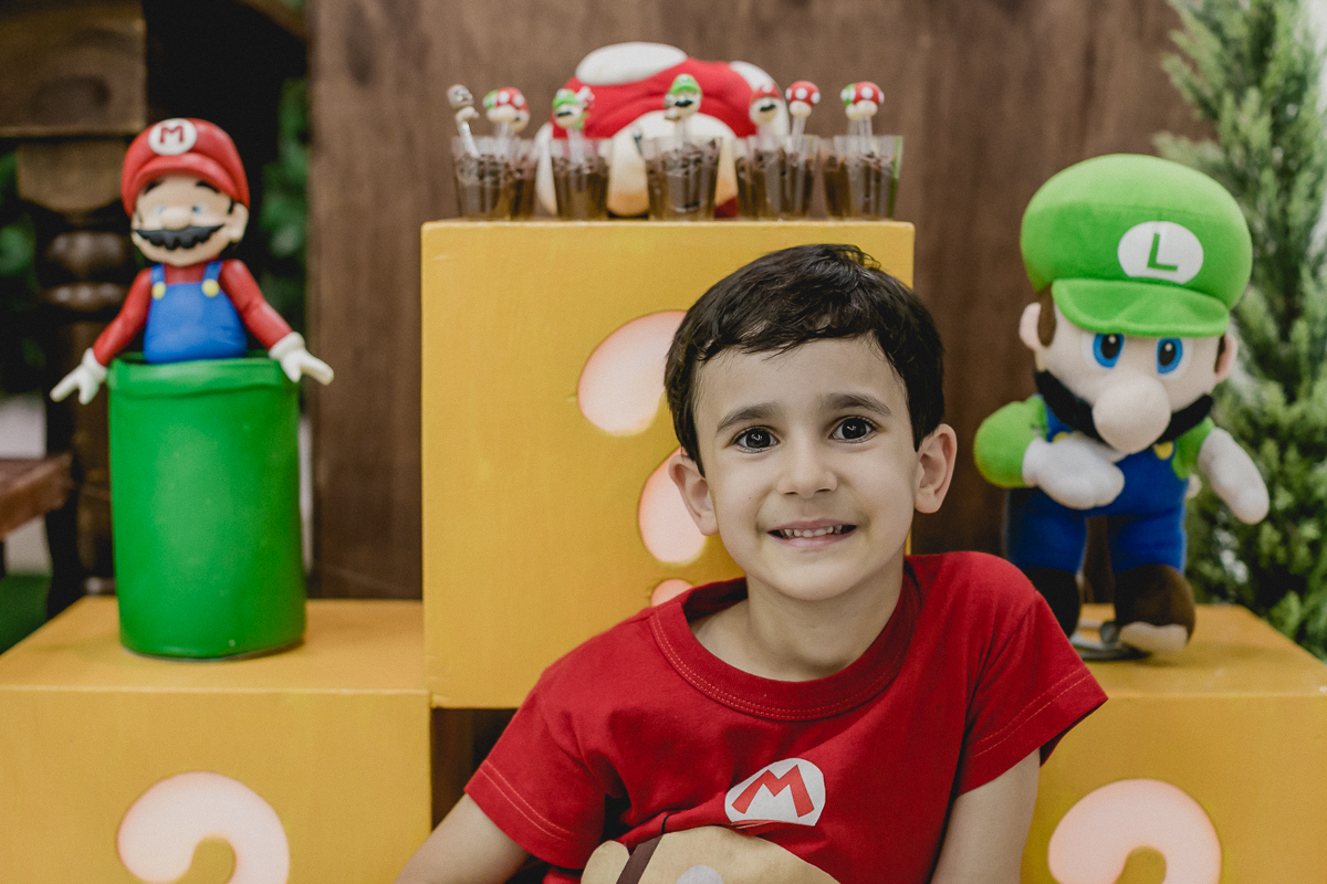 chris posando para o retrato na mesa do bolo
