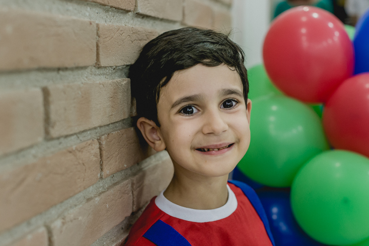 chris no final da festa posando para a foto
