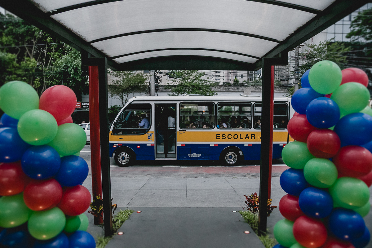 Onibus escolar chegando para a festa no buffet Mundo Encantado