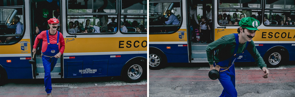 Mario e Luigi descendo do onibus para entrar no buffet