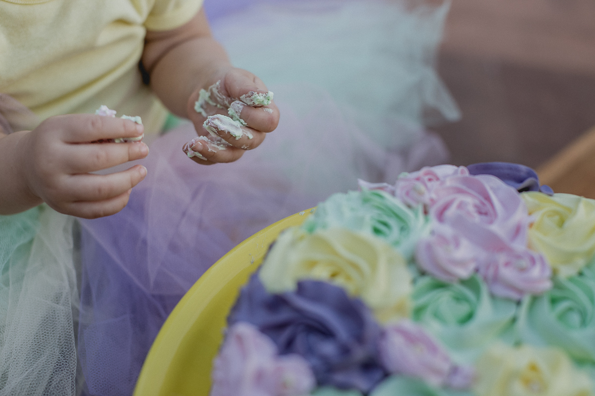 detalhes das maos sujas de bolo