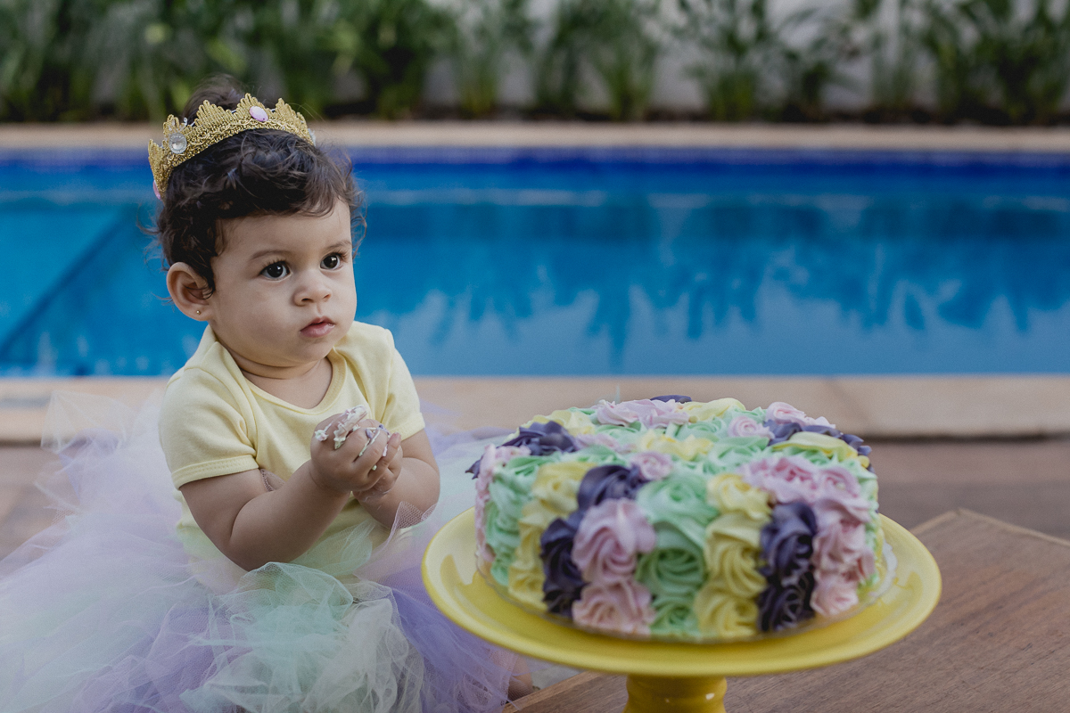 lia sujando a maozinha com o bolo