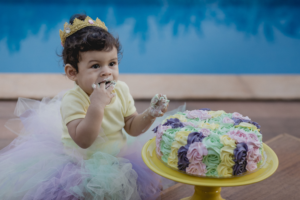 comendo o bolo pela primeira vez