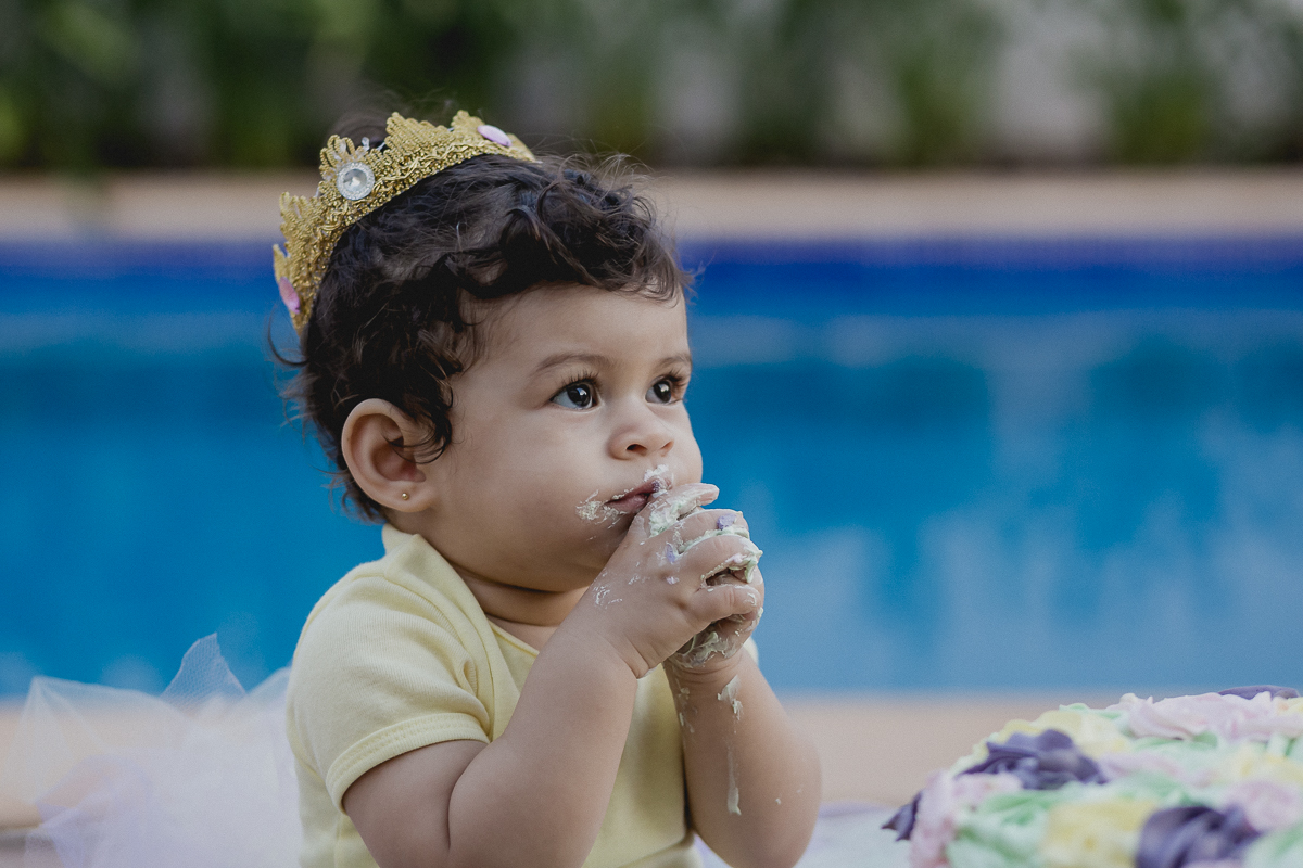 lambendo os dedinhos comendo o bolo