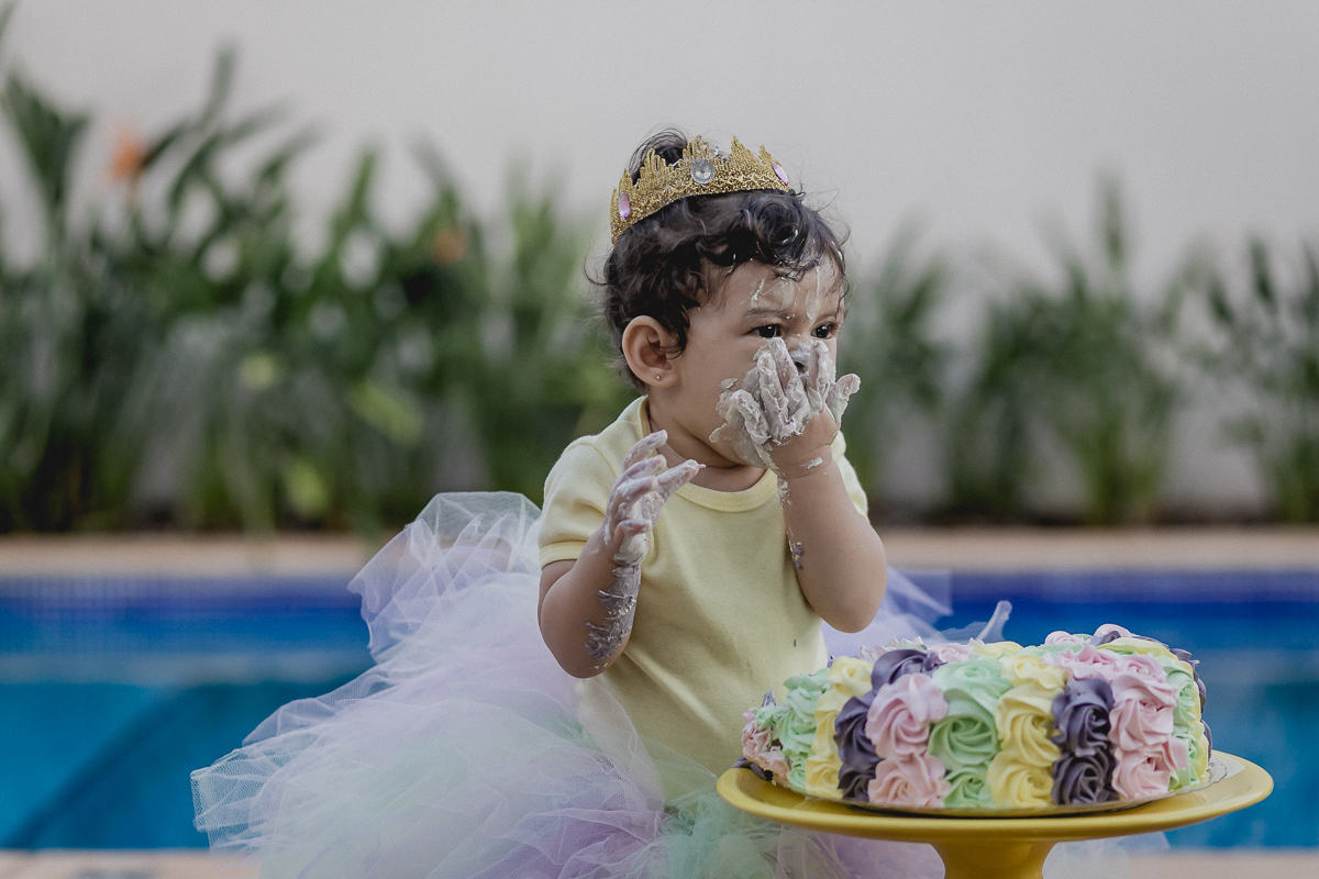 comendo o bolo com a mao