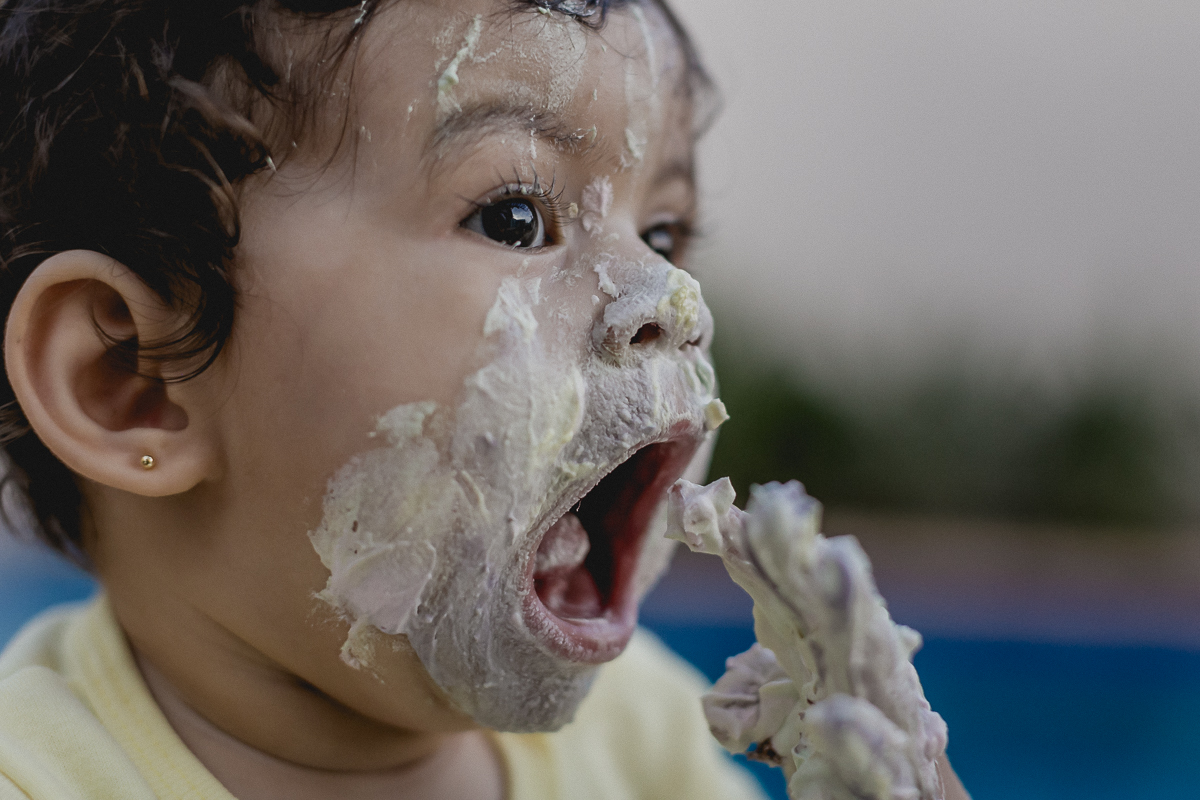 detalhe da boca suja de bolo no smash the cake