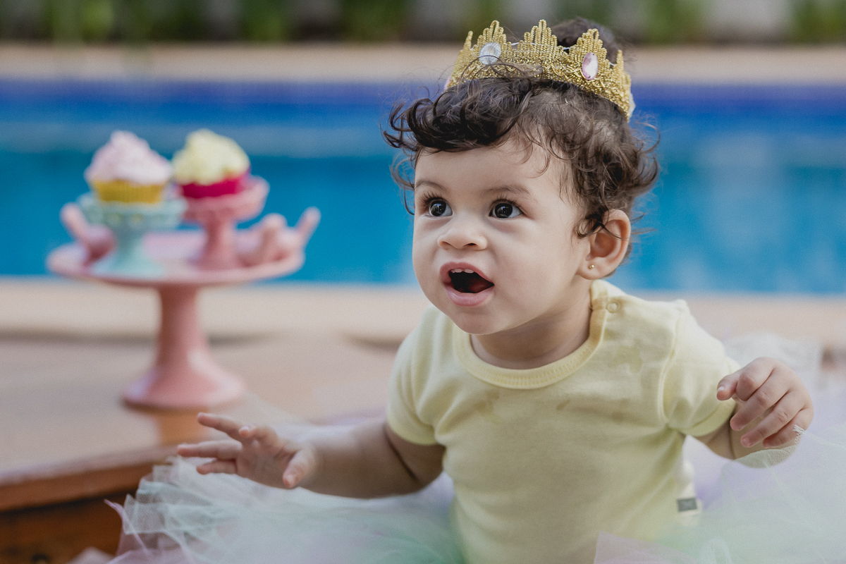 lia com sua coroa sorrindo no smash the cake