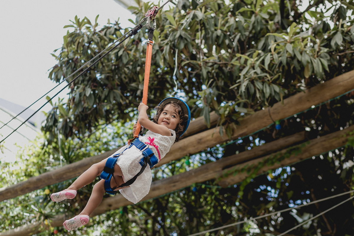 Bibi brincando na tirolesa