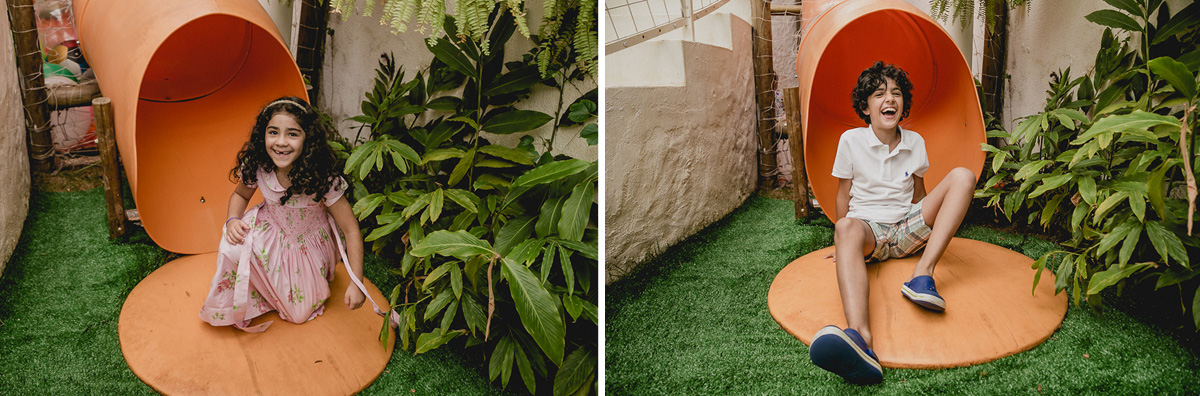 crianças descendo o escorregador