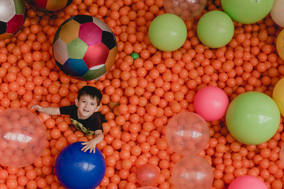 retrato do amiguinho na piscina de bolinhas