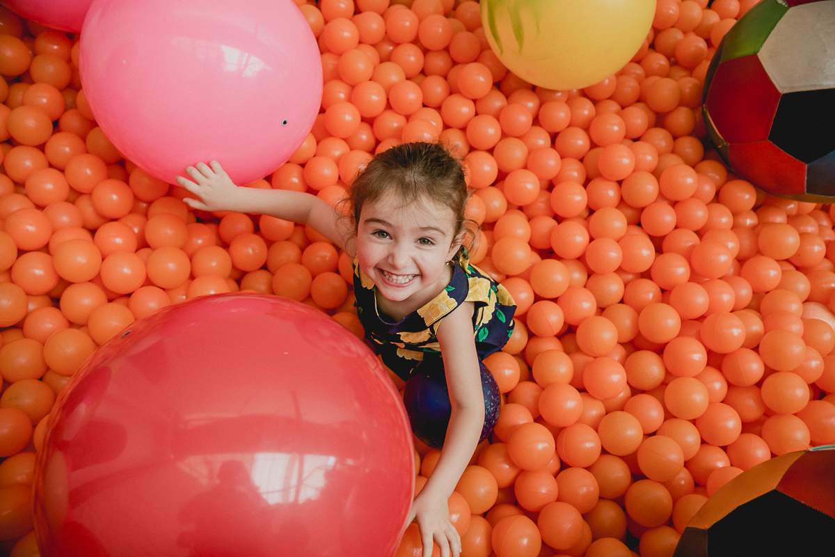 amiguinha se divertindo na piscina de bolinhas