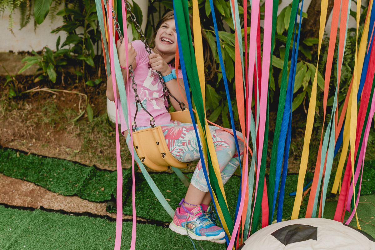 se divertindo no balanço