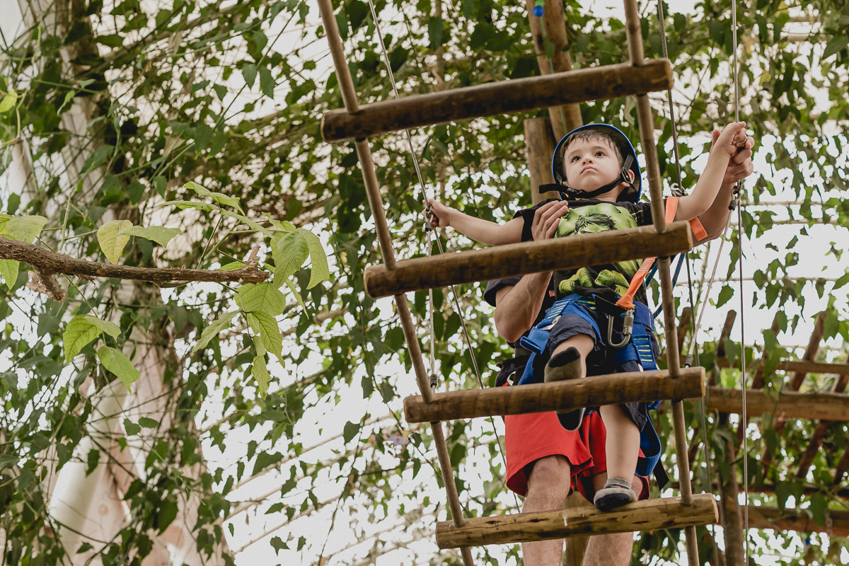 atravessando a ponte da tirolesa