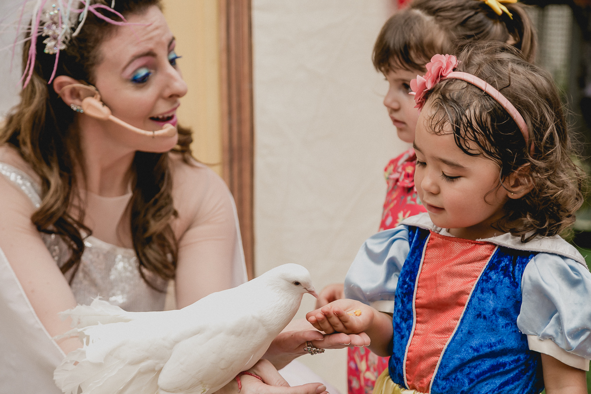 dando comida para os pombinhos