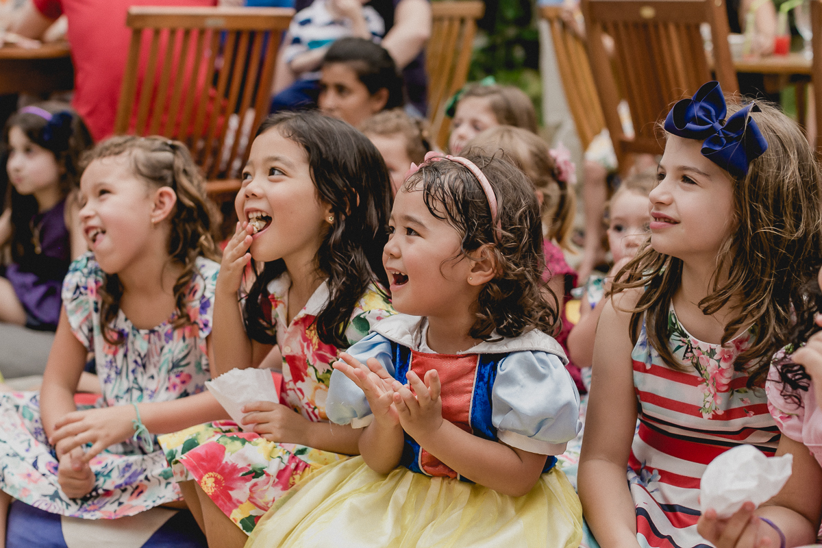 crianças rindo com o teatrinho