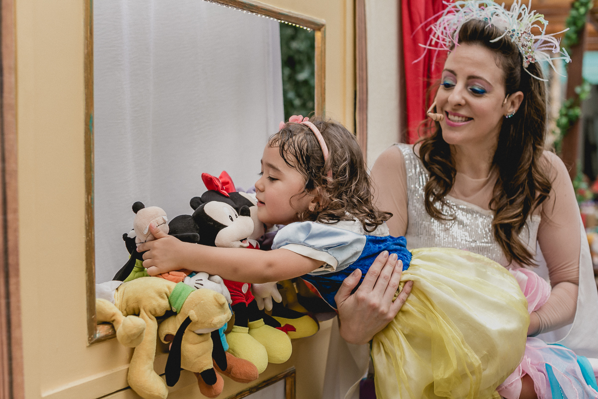 abraçando os personagens da disney