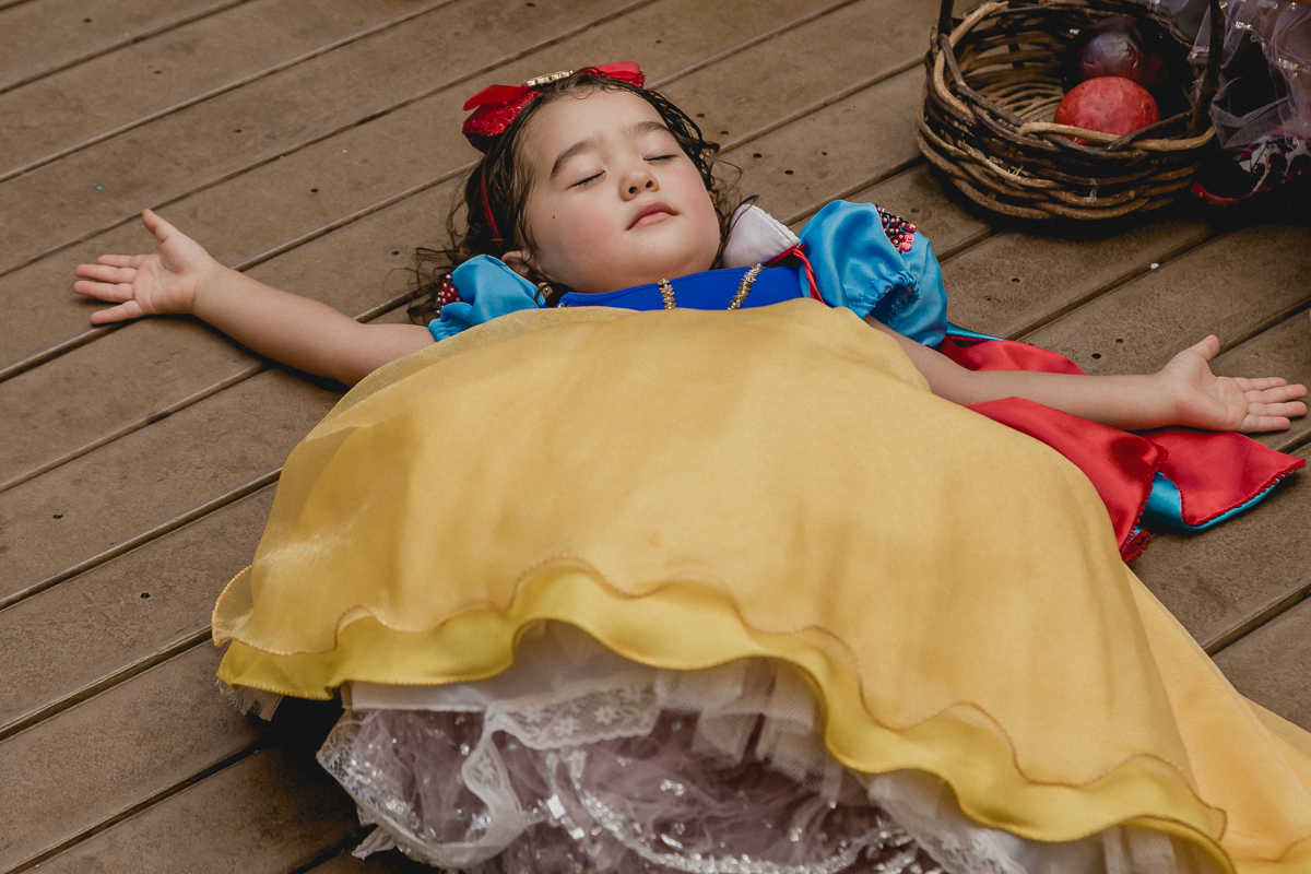 dormindo em sono profundo depois de comer a maça da bruxa