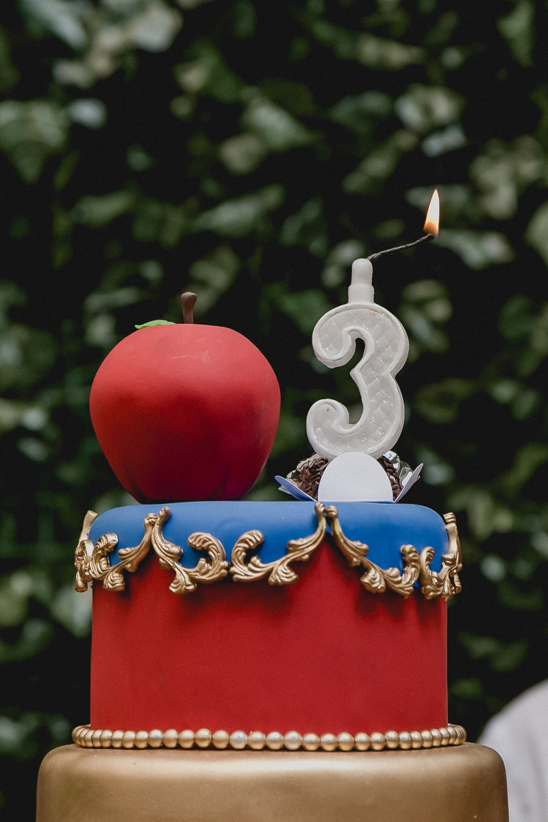 acendendo a vela para cantar o parabens