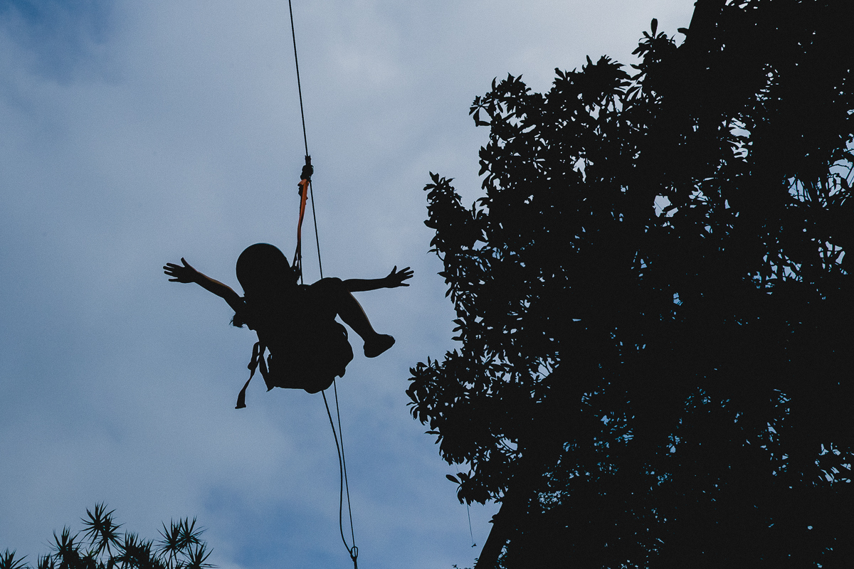 silhueta da carol atravessando a tirolesa