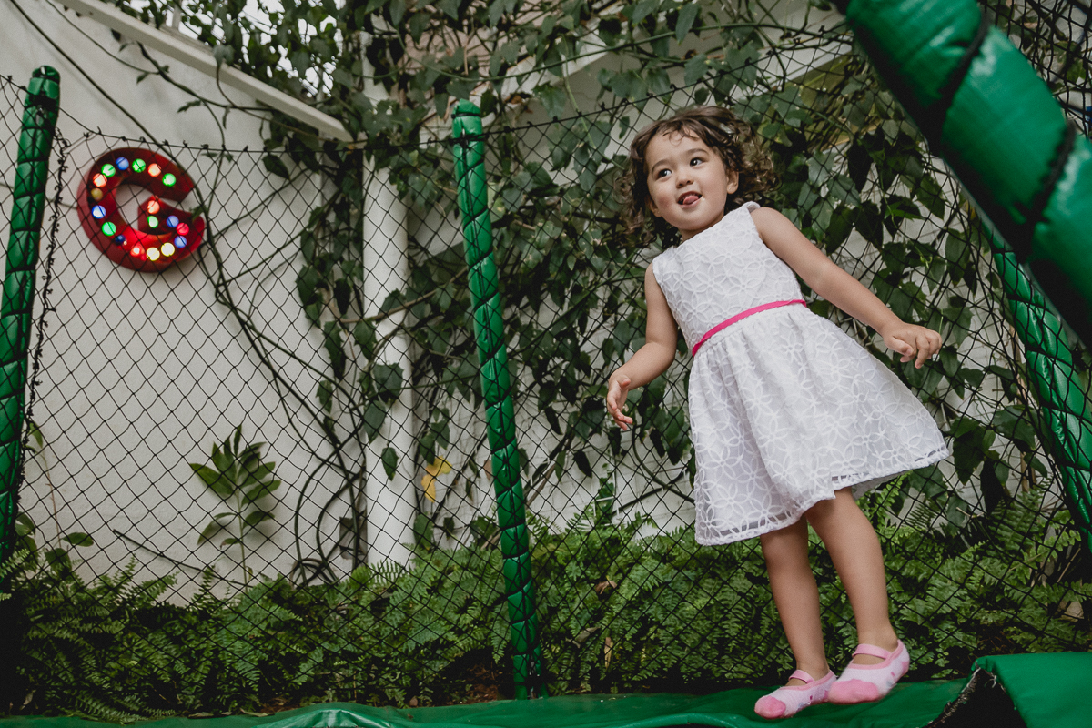 bibi brincando no pula pula
