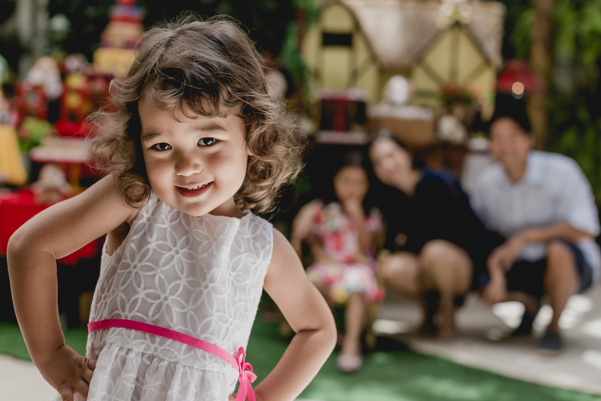 retrato da minha amiguinha bibi na frente da mesa do bolo