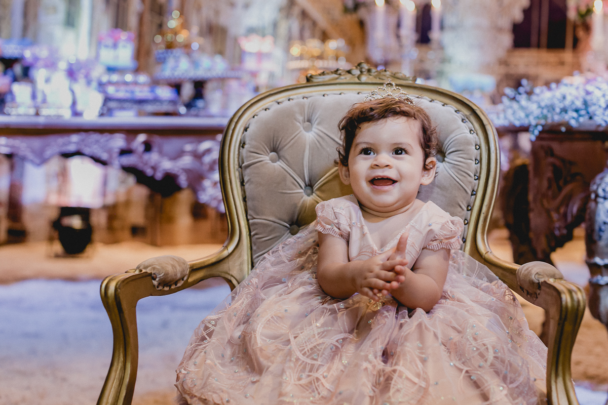 lia sorrindo na poltrona da princesa