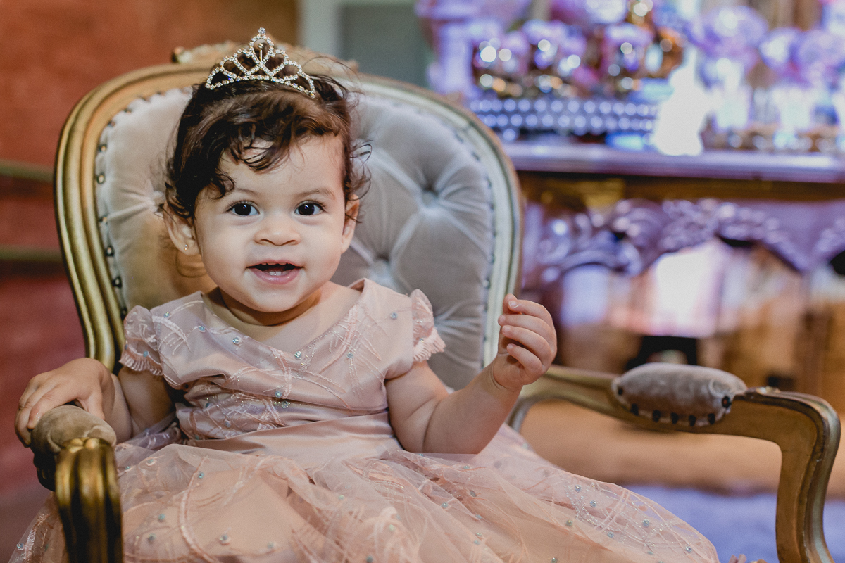 lia sentada na poltrona da princesa