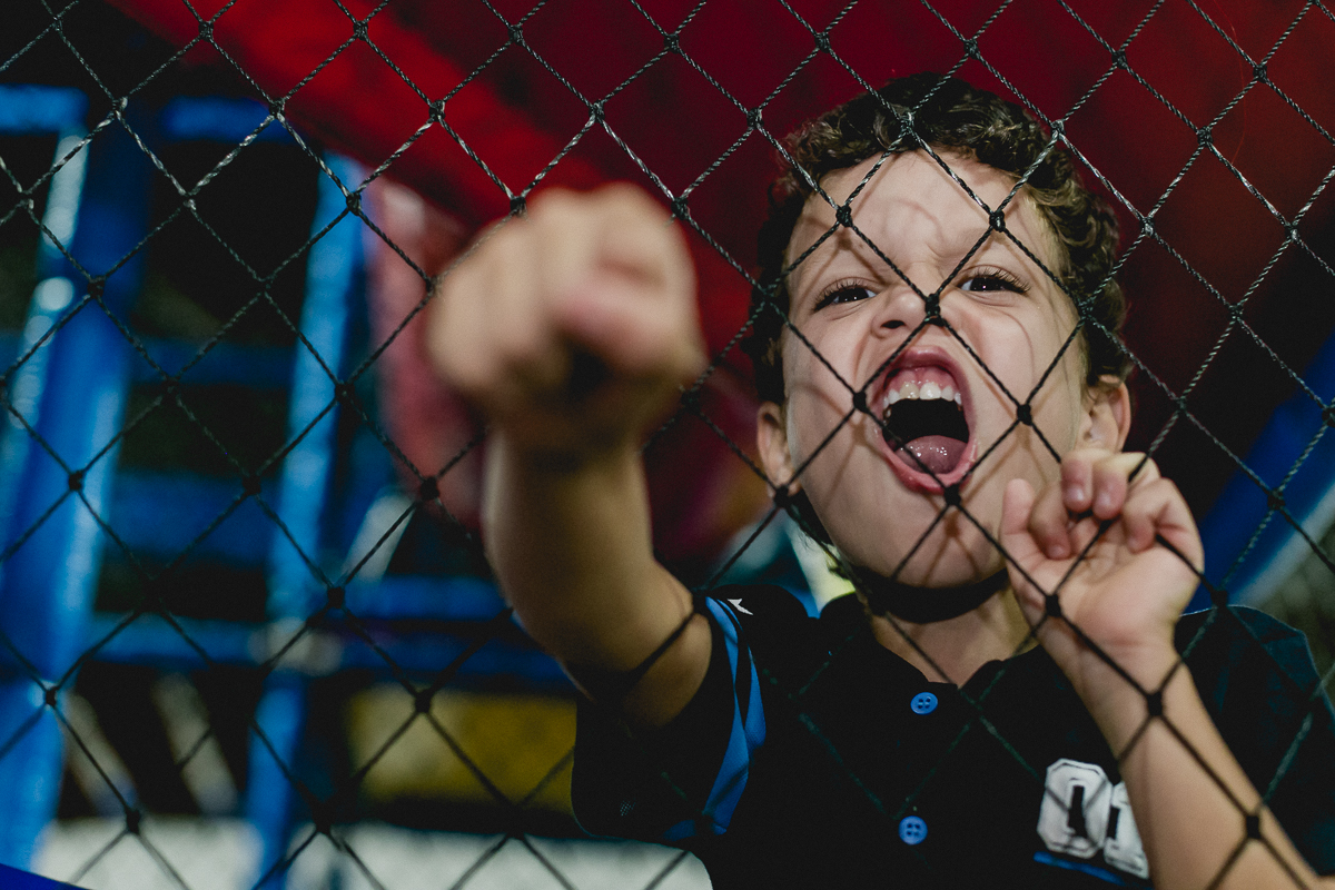 amigo brincando no brinquedao