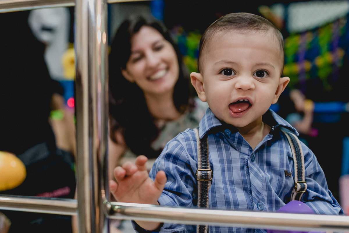 amiguinho se divertindo com a mamae na festa da lia