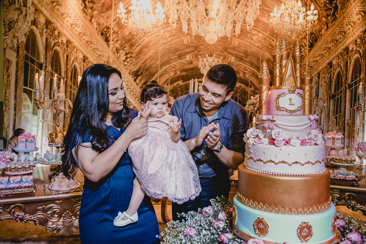 batendo muitas palmas cantando o parabens