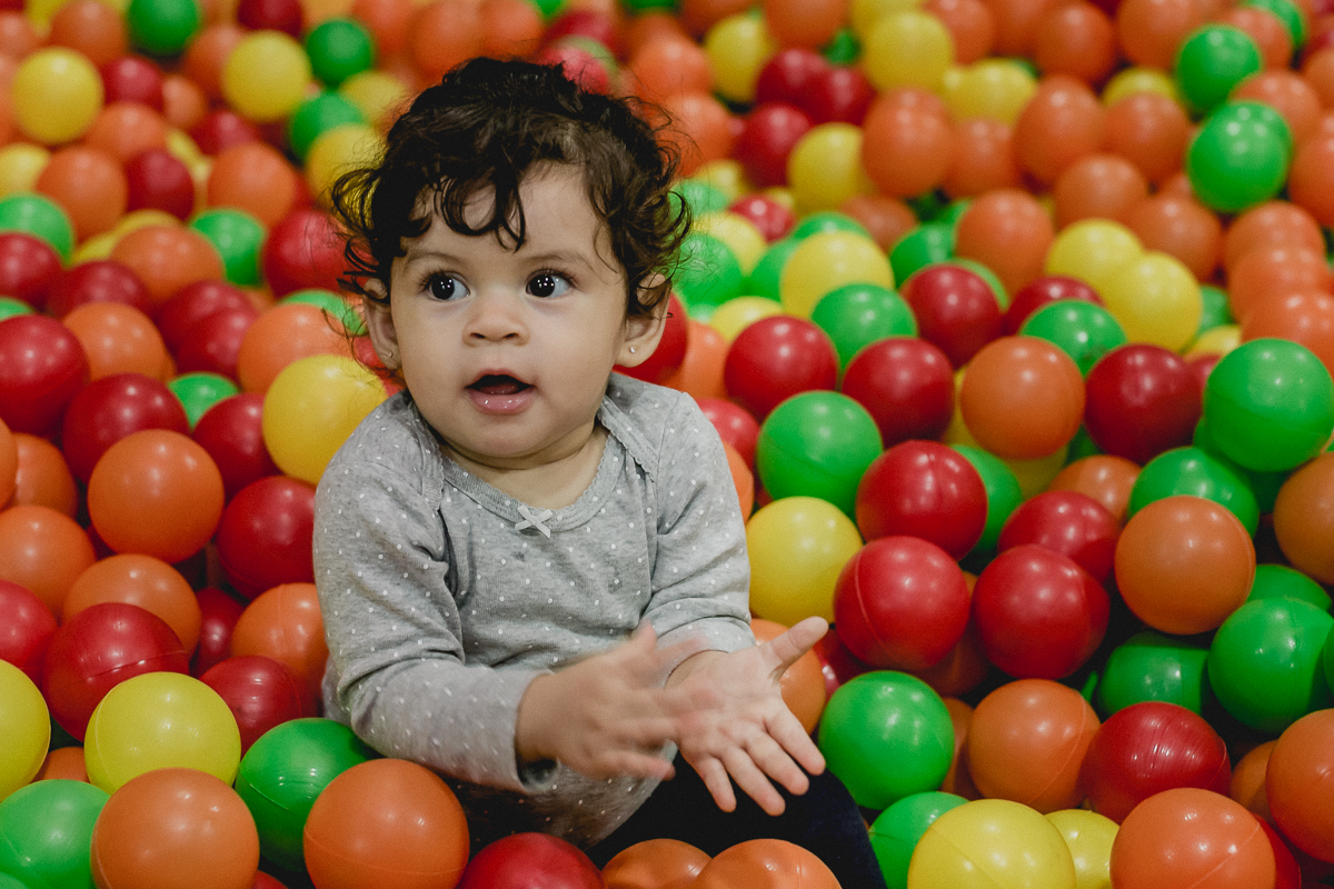 lia se divertindo na piscina de bolinhas