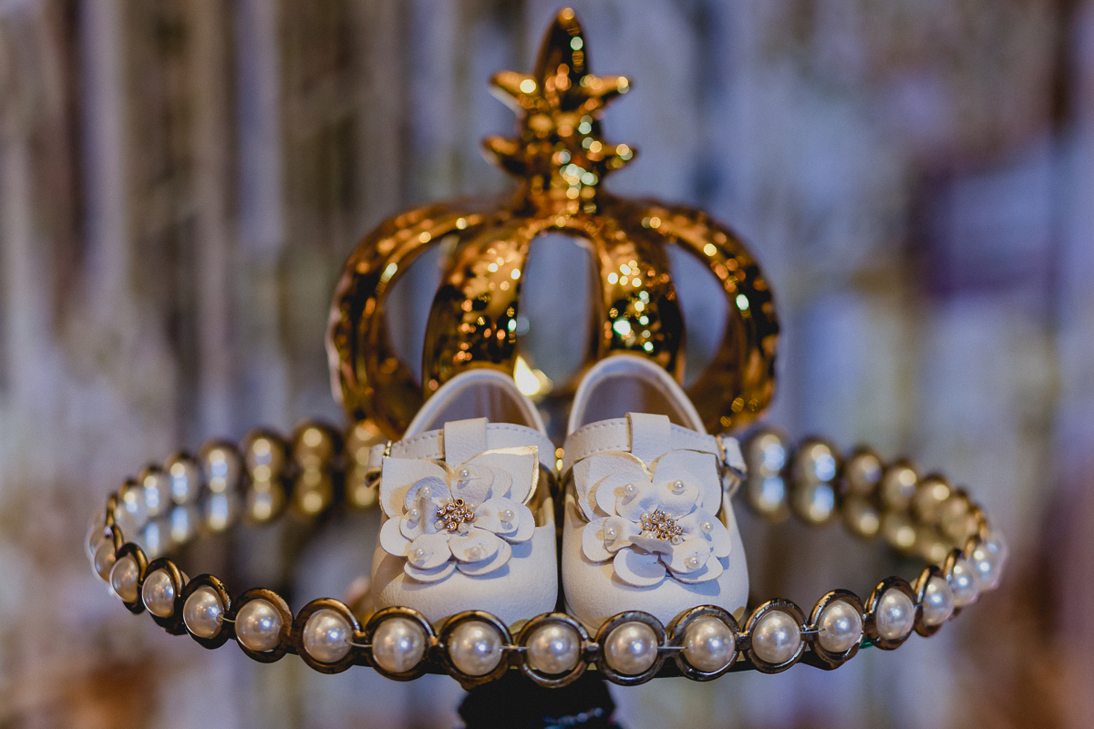 sapatinho da linha junto com a coroa da rainha no final da festa