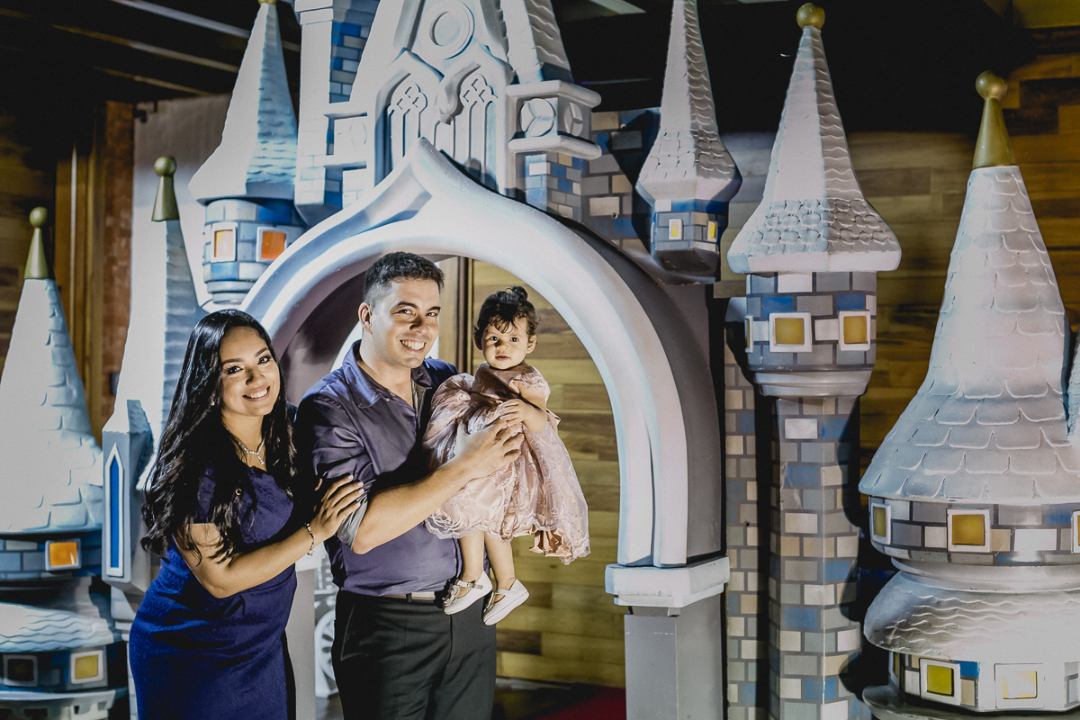 lia e familia na frente do buffet la vita festas