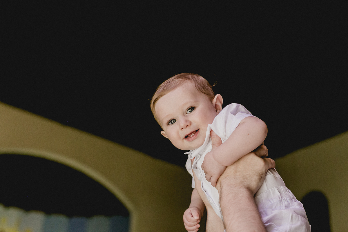 Theo se divertindo na entrada da paroquia