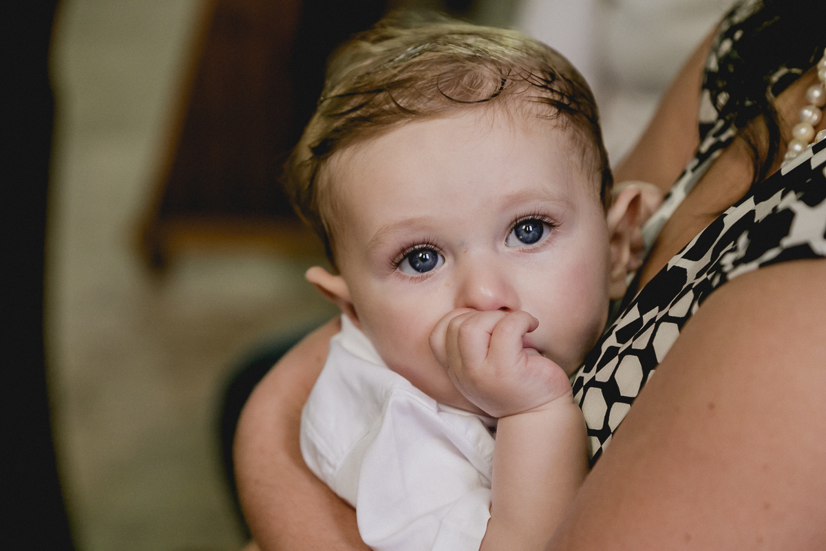 No colo da mamae dentro da igreja