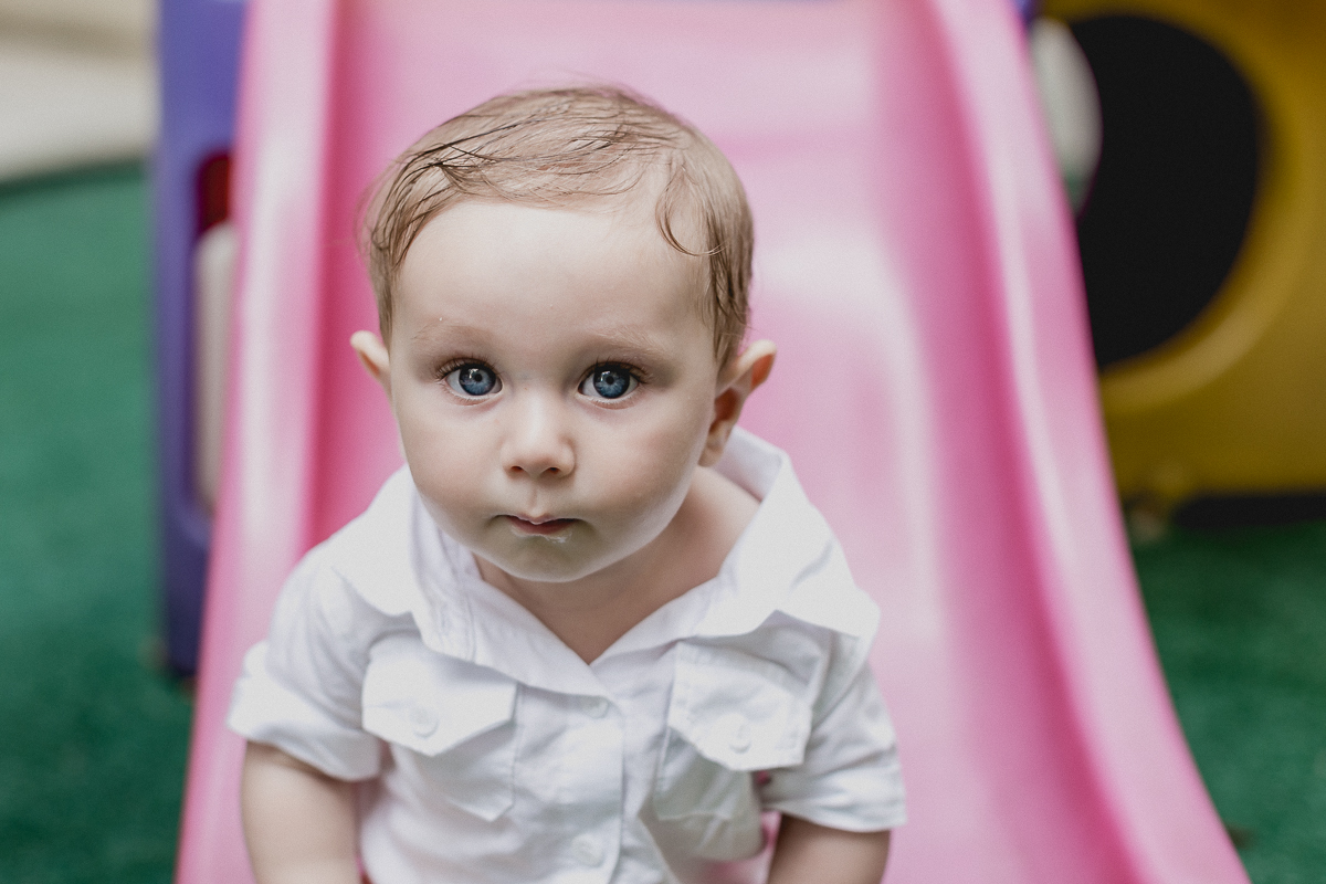 Theo se divertindo no playground