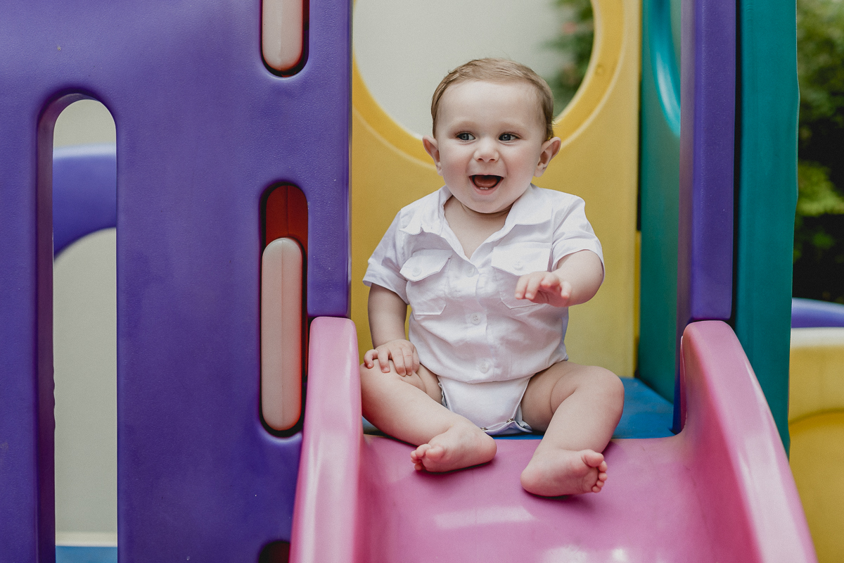 Theo se divertindo e dando muitas risadas