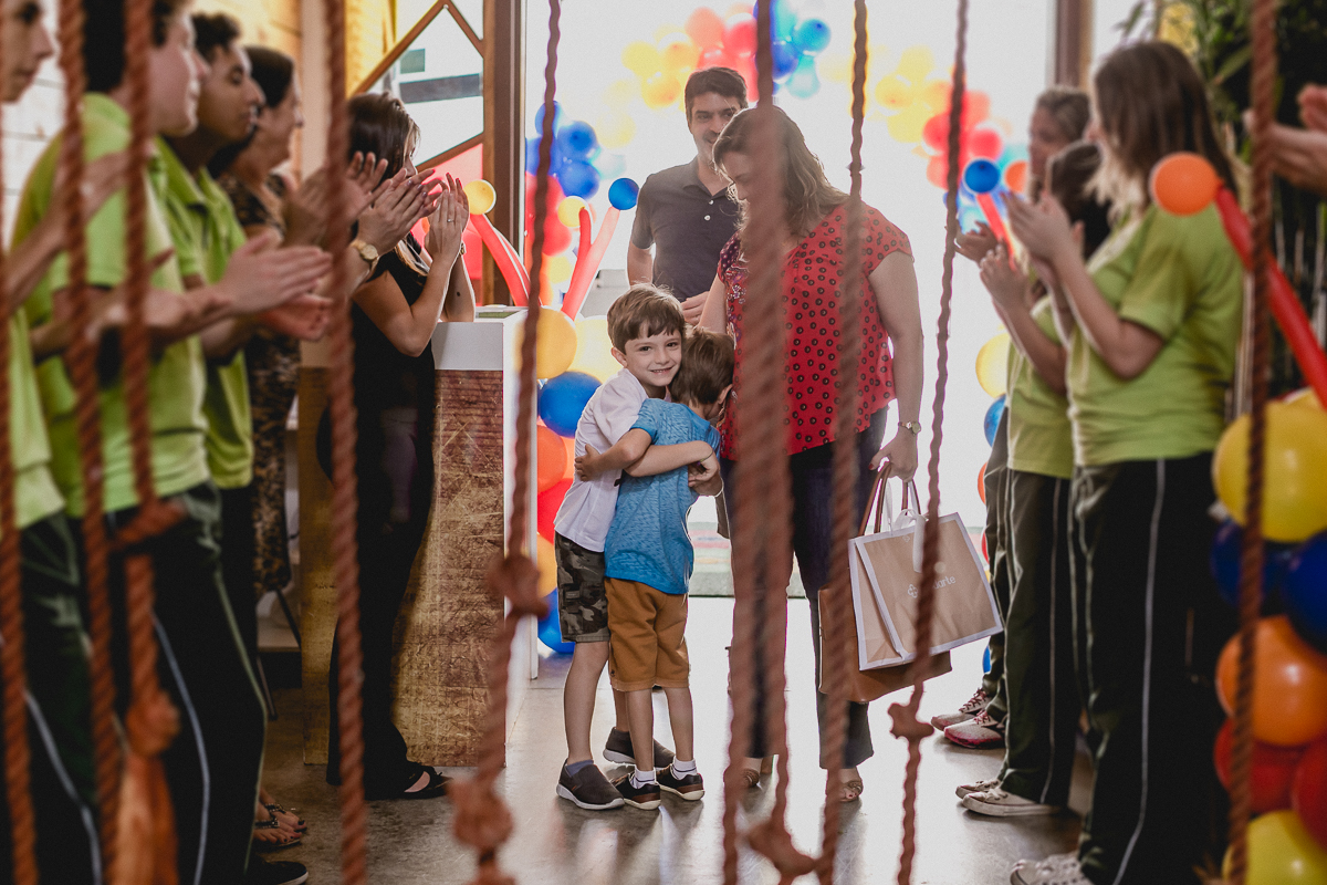 Entrando com a família no buffet e e recebendo um abraço do primo