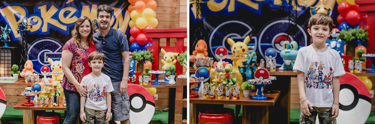 Retrato em familia na frente da mesa do bolo