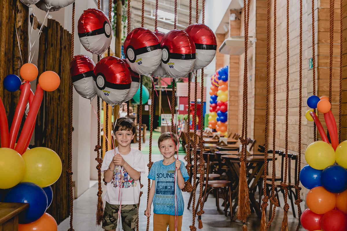 Pedro e o primo na entrada do Buffet Espaço Puzzle