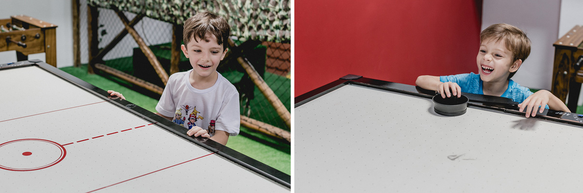 se divertindo no brinquedo de fazer gols