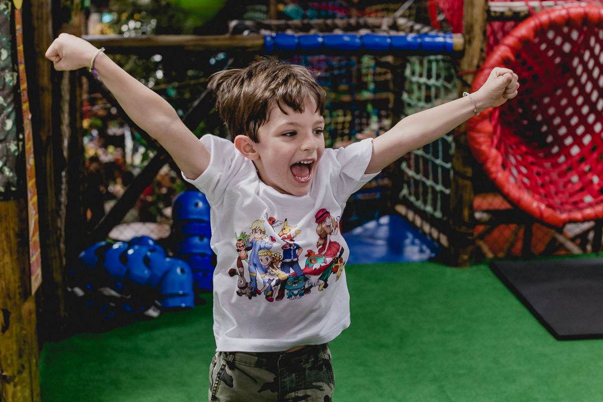 comemorando o gol do primo