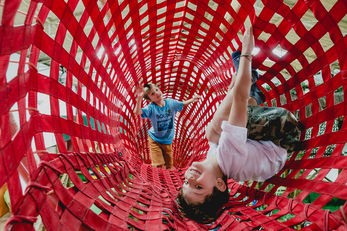 ficando de cabeça para baixo dentro do tunel