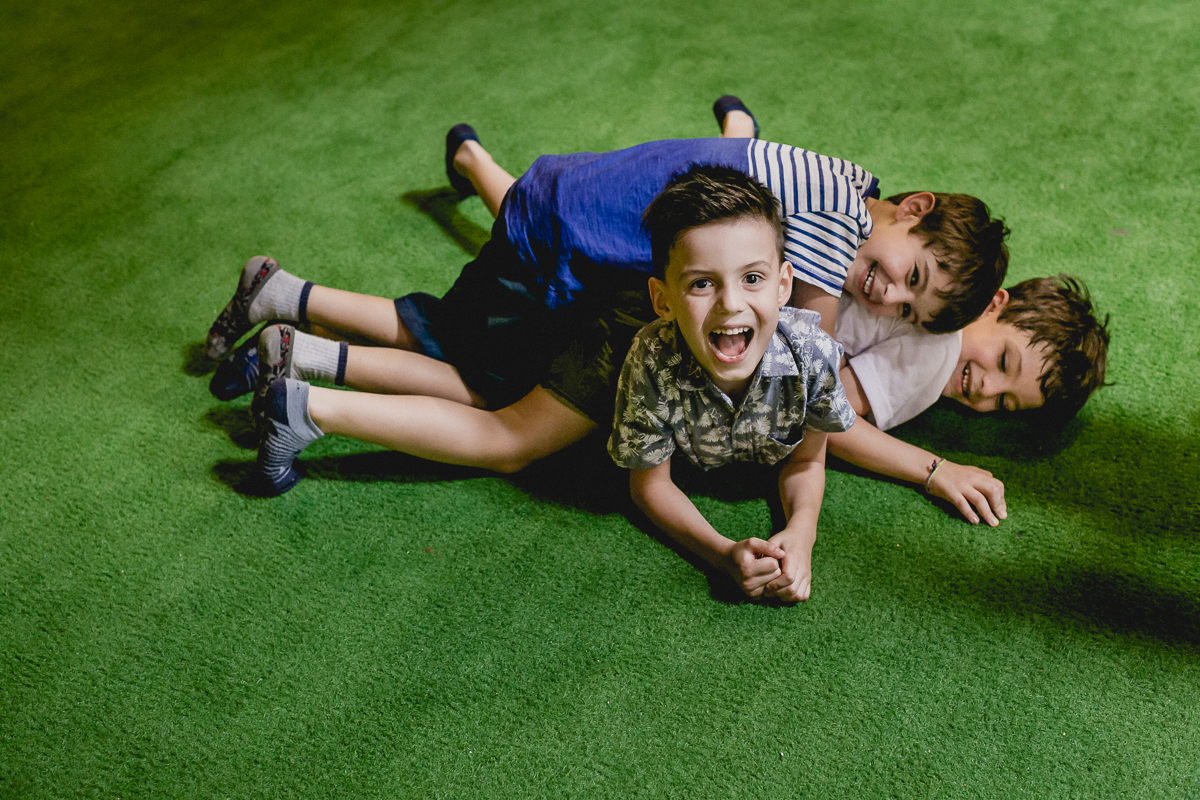 brincando de montinho na quadra do Buffet Espaço Puzzle