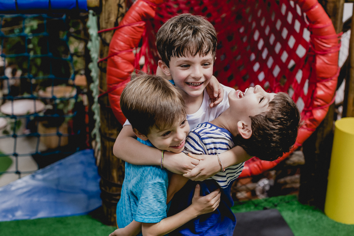 Abraçando os amigos