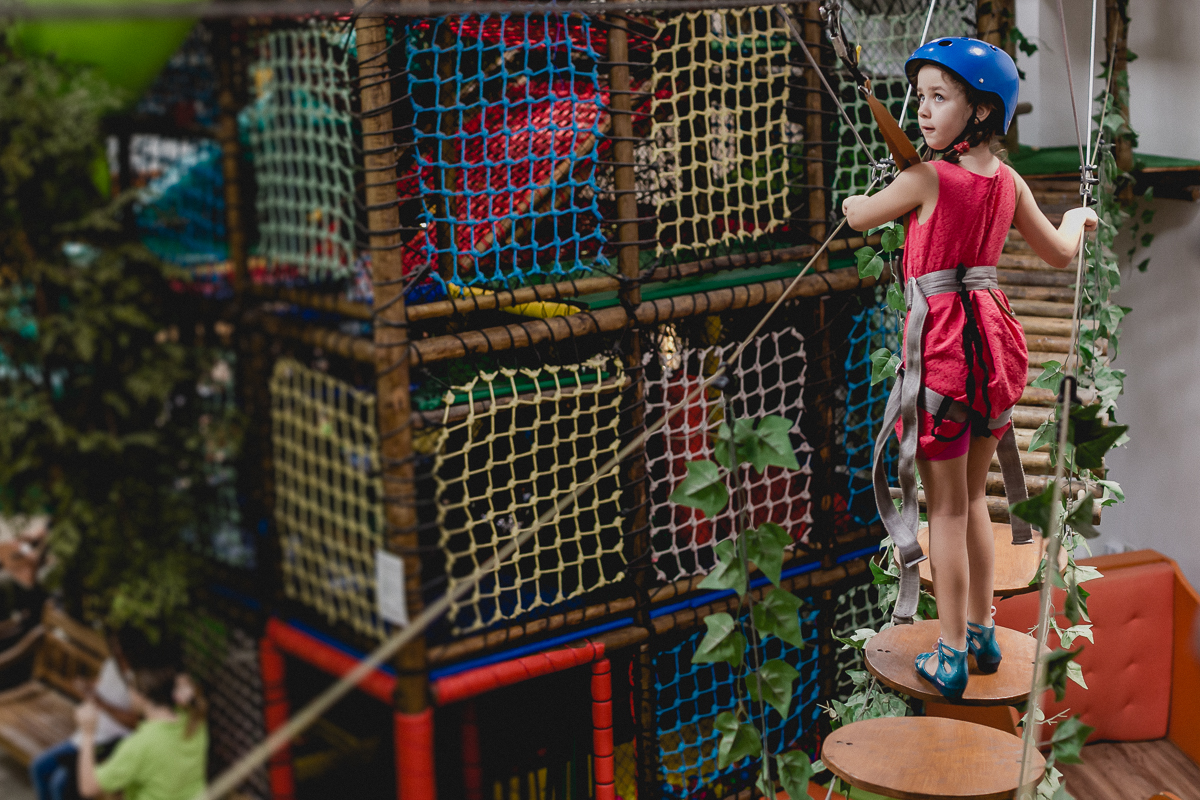 amiga brincando no arvorismo