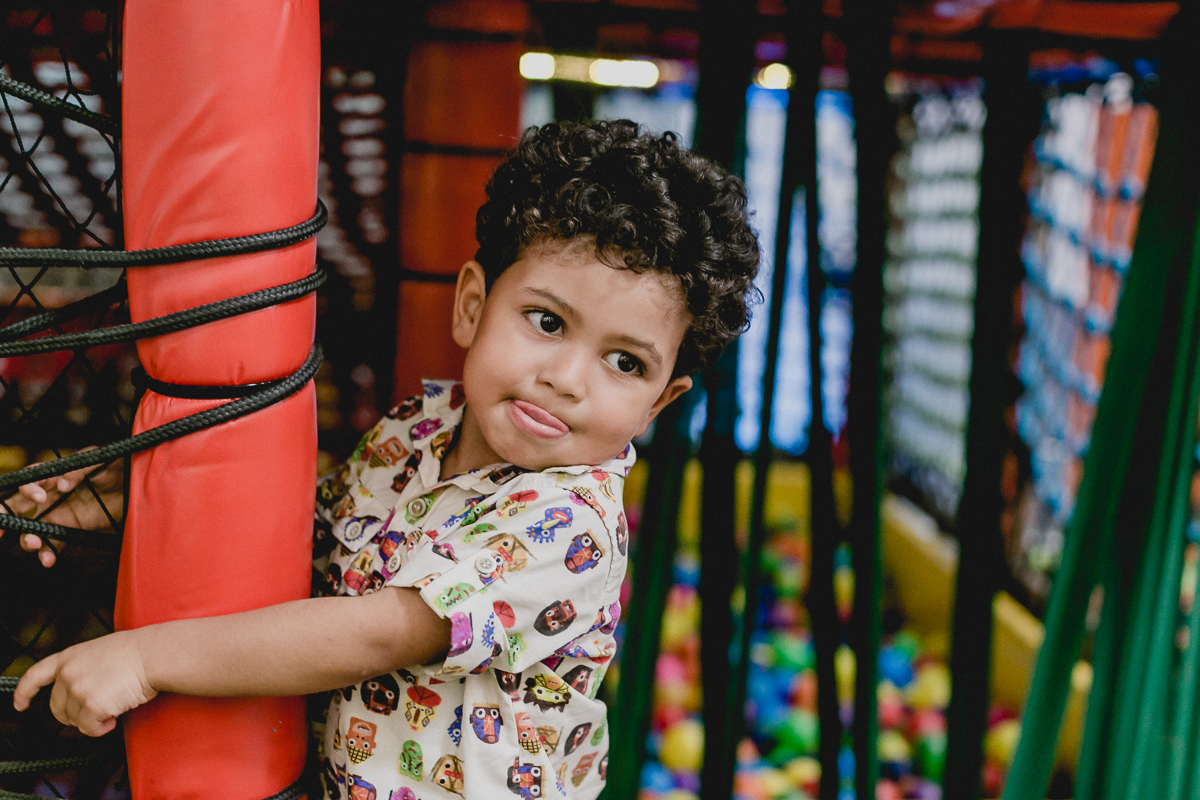 brincando na piscina de bolinhas